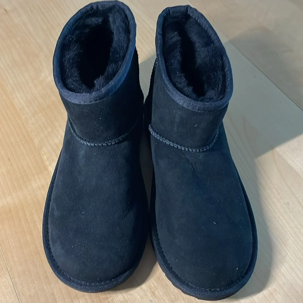UGG Classic Mini Boot Men size 6 or Women’s 8